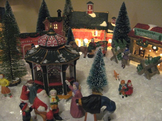 I thrifted my first Christmas Village today and it's absolutely perfect. :  r/ChristmasVillages