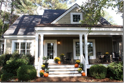 Front-porch-decorated-for-fall-Talk-of-the-House-1024x682(pp_w725_h482)