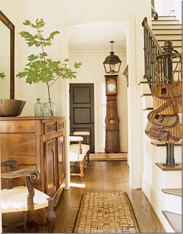 2-american-casual-white-foyer-dec0407-xlg-53594481-house-beautiful_thumb.jpg