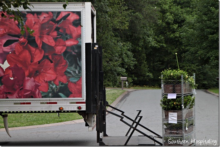 plants off truck