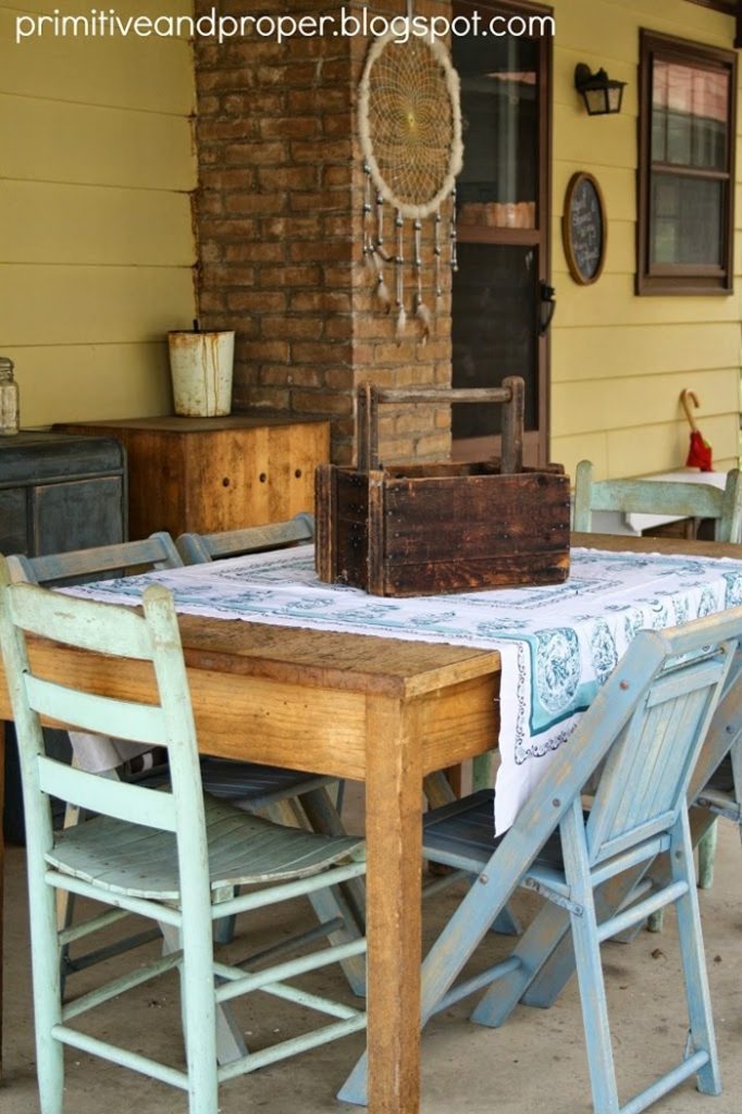 tour-porch-table-chairs