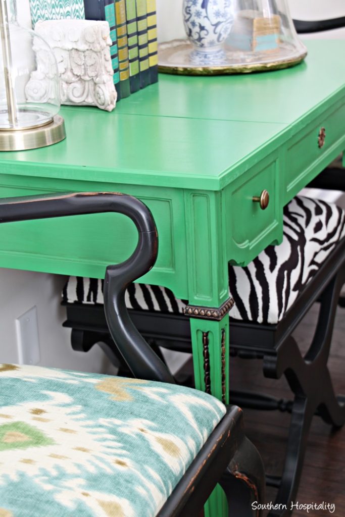 green desk close