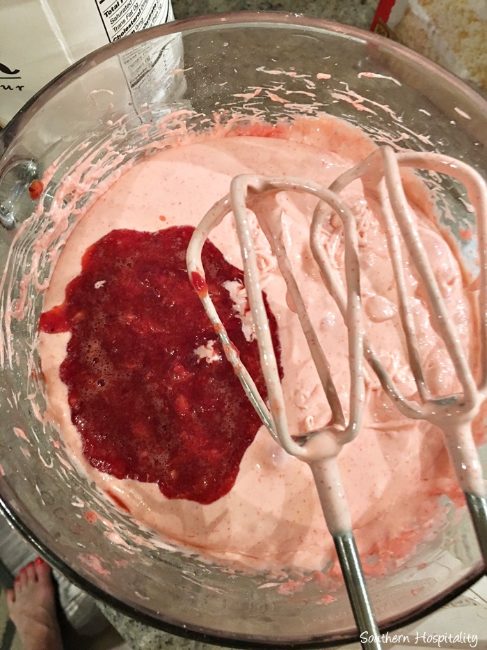 receita de bolo de morango misturando a massa