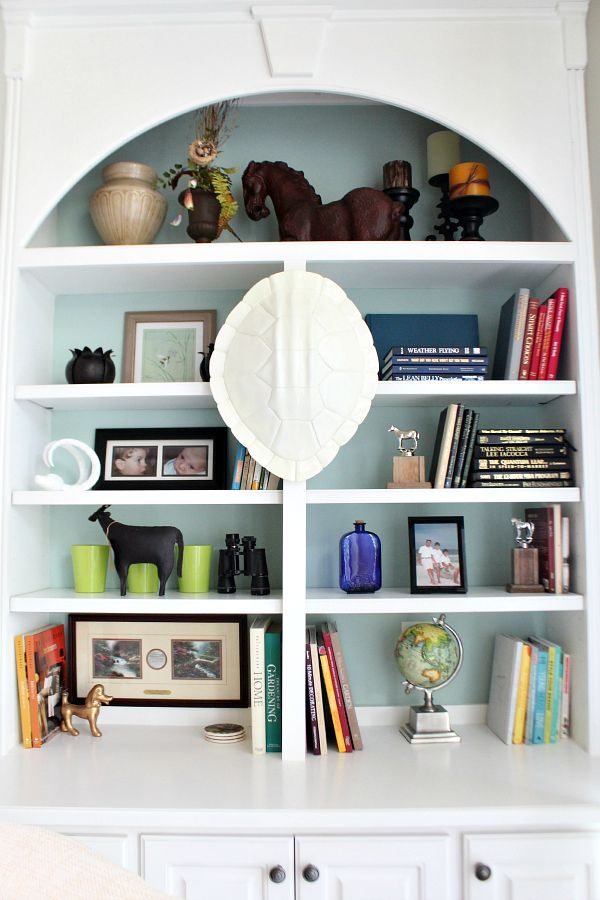 Tips-for-styling-bookcases-with-items-that-you-collect-from-refreshrestyle.com_
