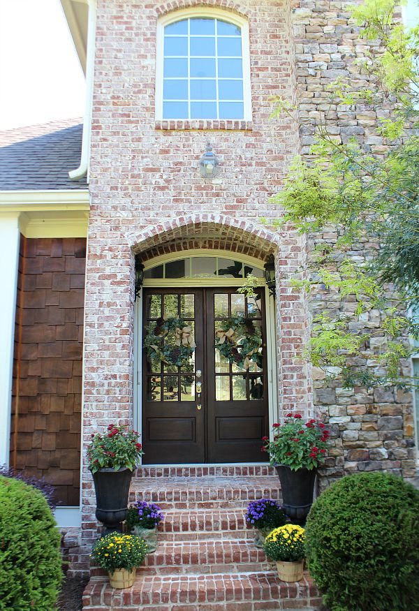 Welcome-fall-with-these-curb-appeal-ideas-refreshrestyle.com_