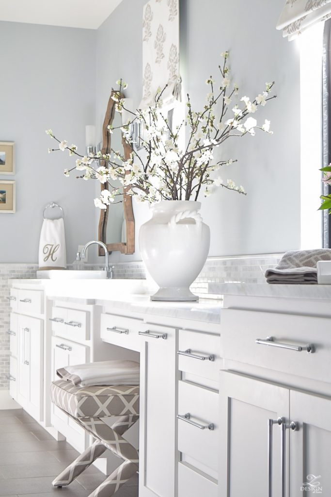 neutral-transitional-master-bath-white-cabinets-carrara-marble-benjamin-moore-silver-lake-3