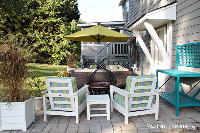 outdoor patio space with umbrella001