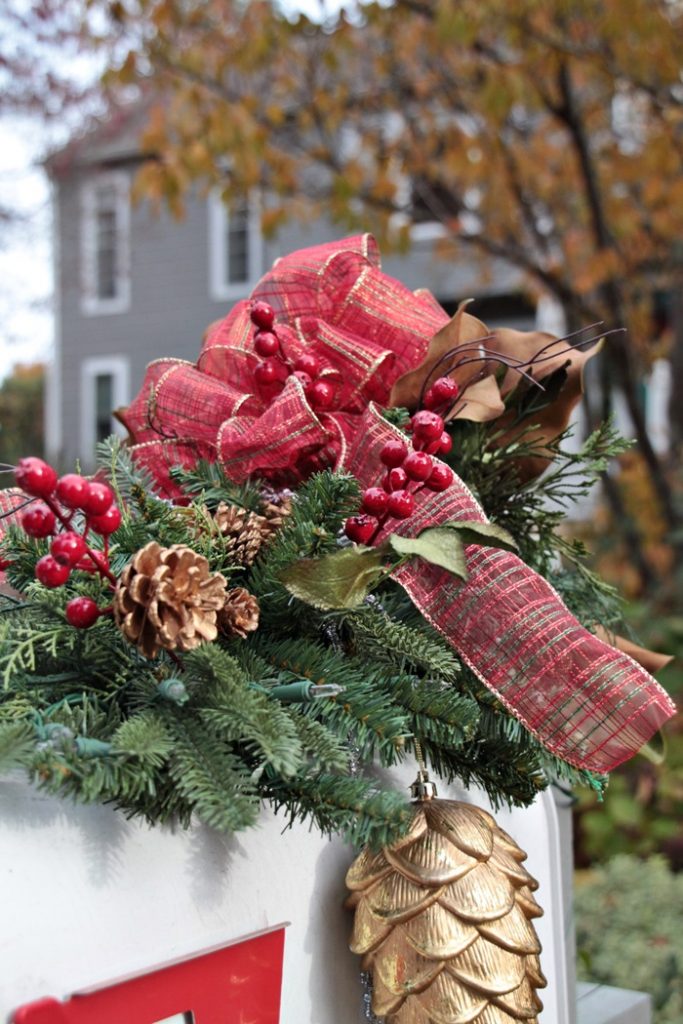 christmas-front-porch-and-mailbox002