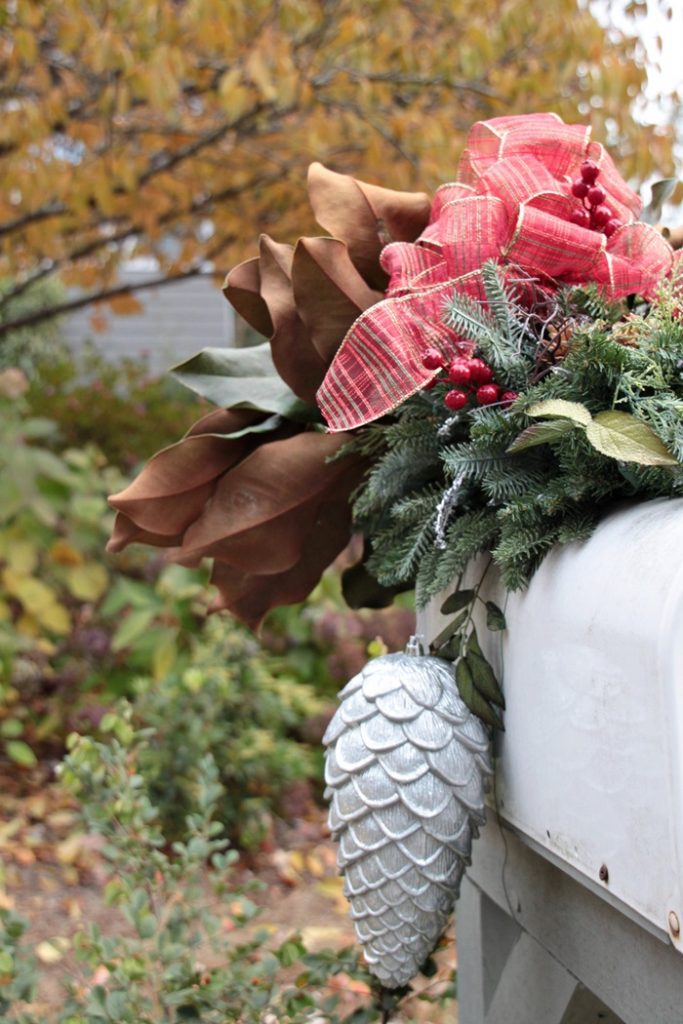 christmas-front-porch-and-mailbox004