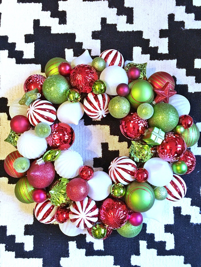 red-and-green-christmas-ball-wreath008