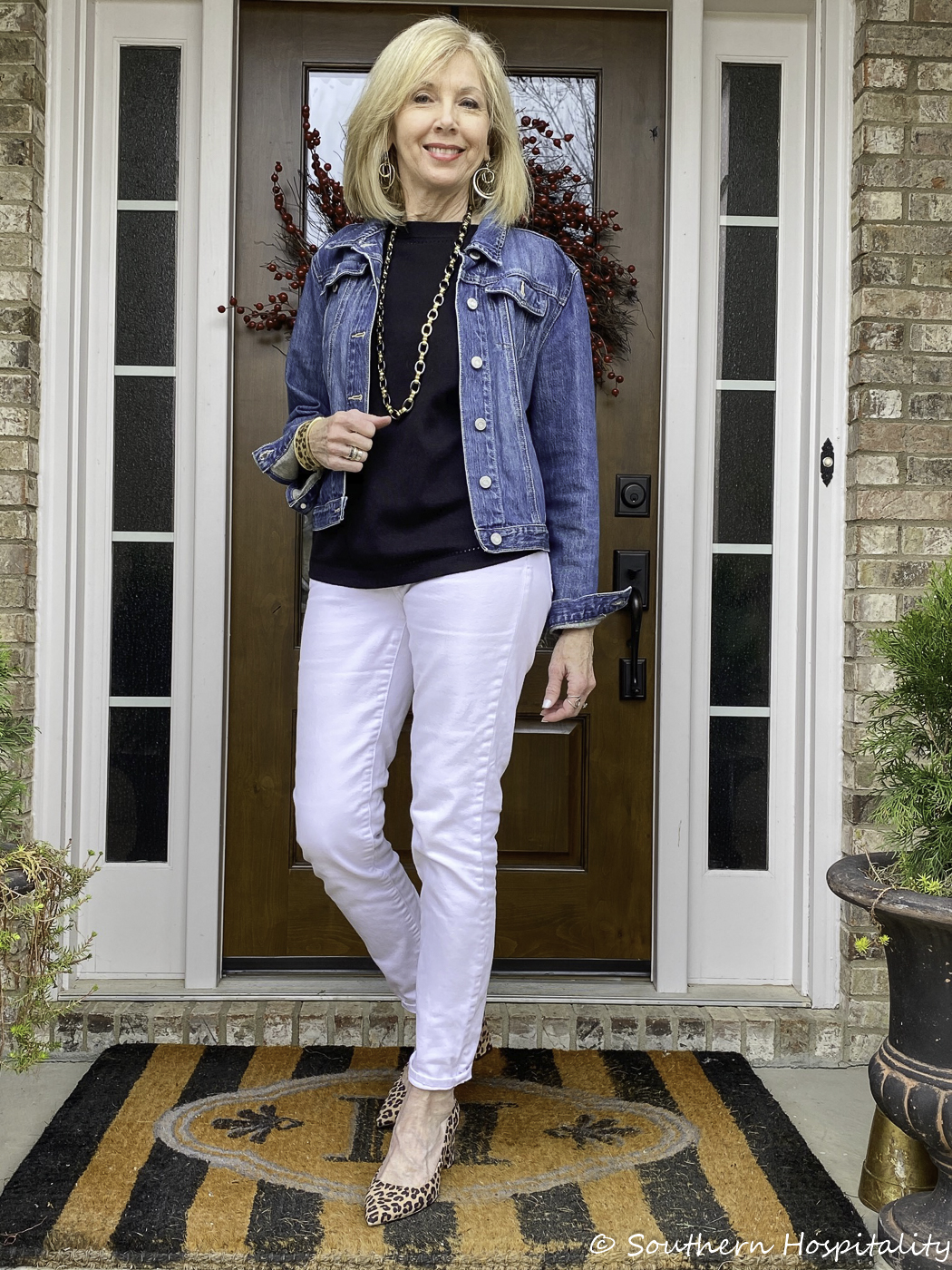 White jeans and denim sales jacket outfit