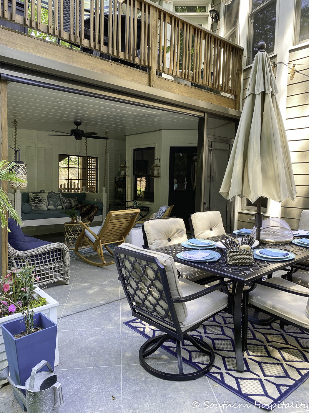 Patio furniture for screened store in porch